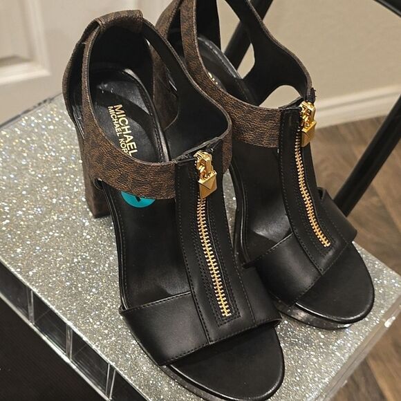 Michael Kors MK Logo Berkley Platform Sandal - Picture 10 of 12